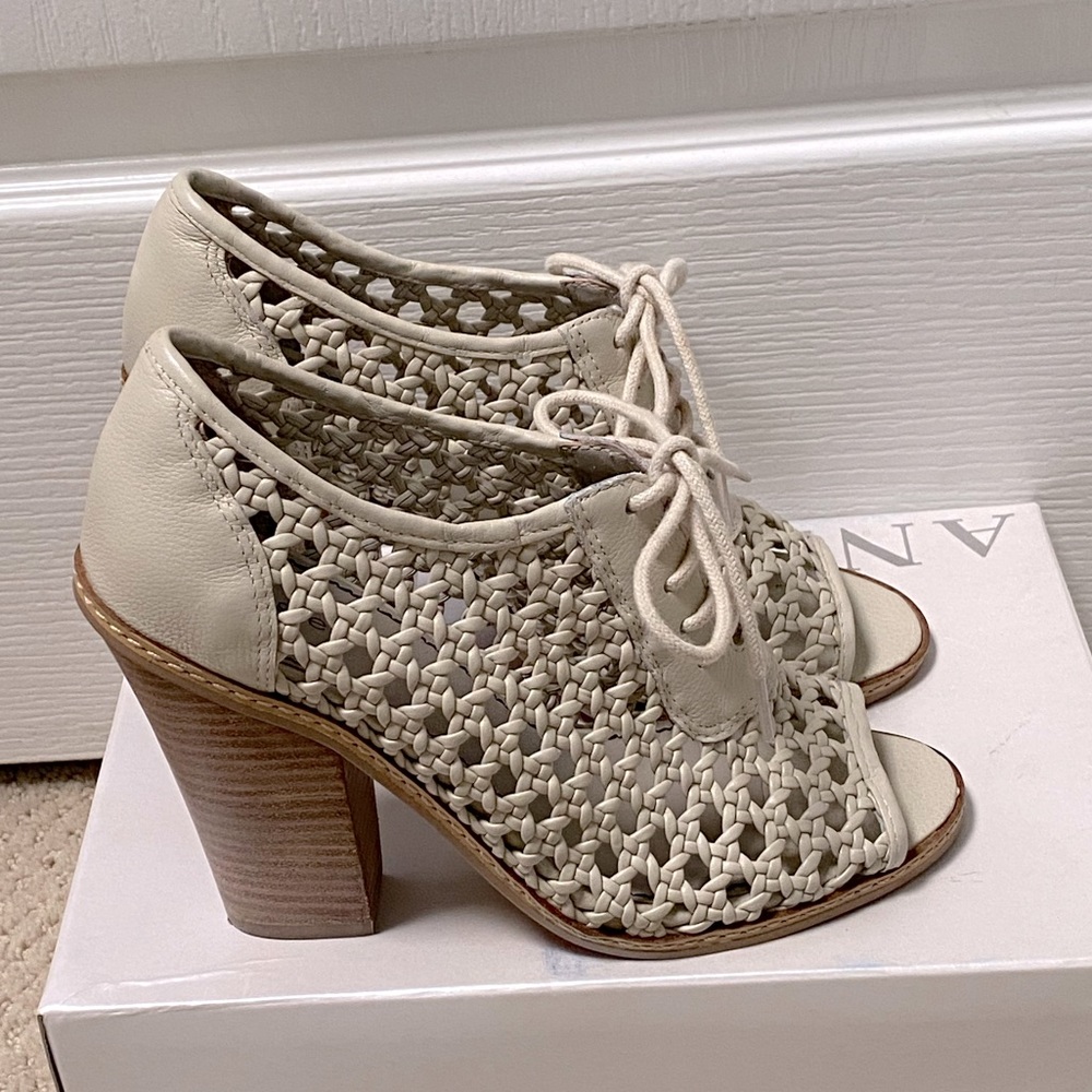 Hinge Basket Woven Perforated Lace Up Heel Size 7